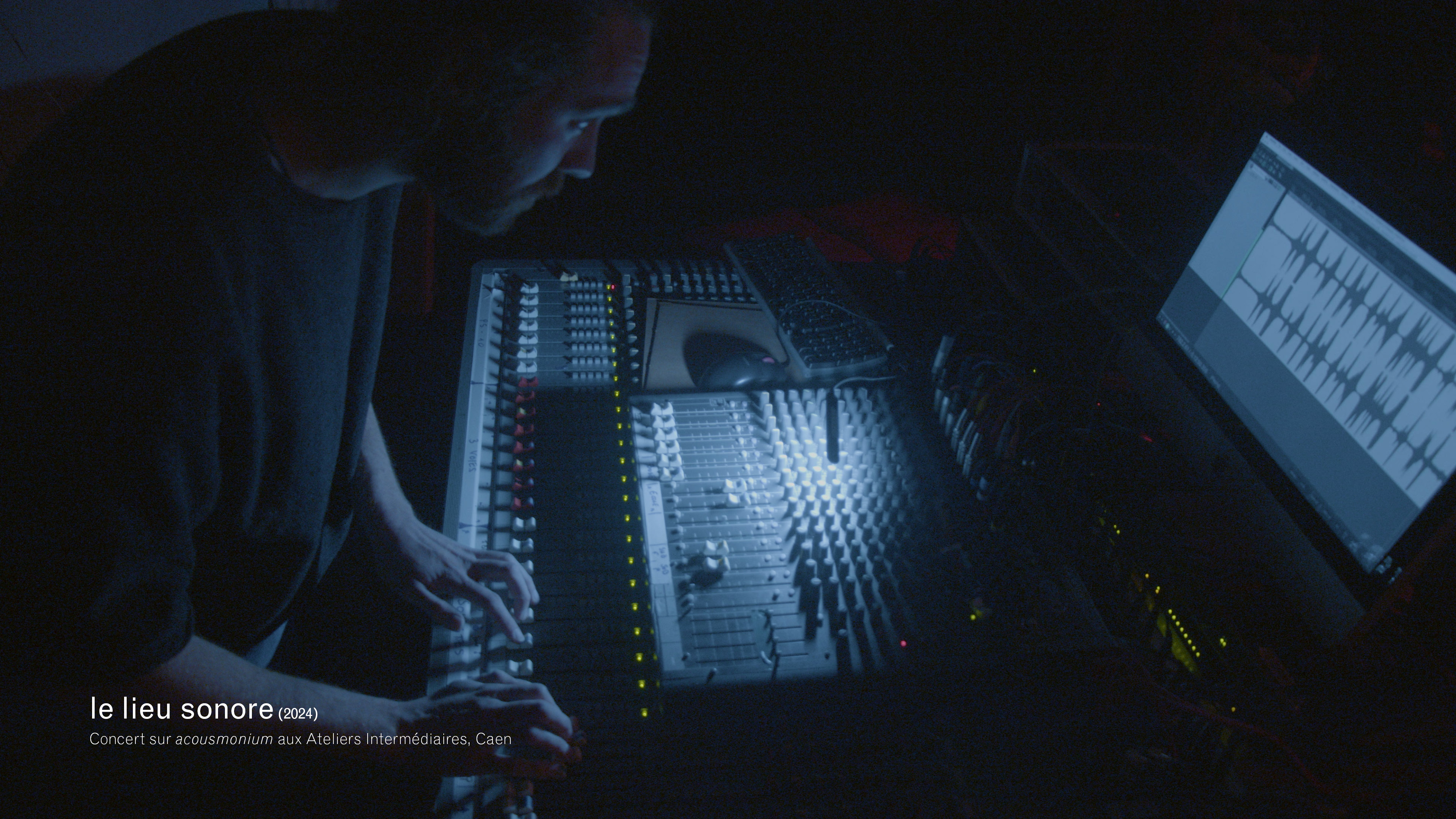 Concert de Thibault Jehanne sur acousmonium aux Ateliers Intermédiaires à Caen avec le collectif le lieu sonore